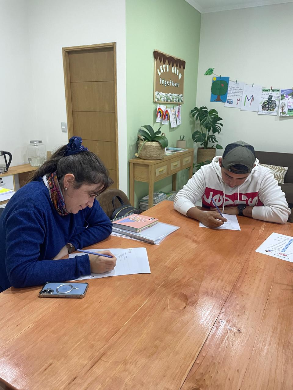 Adultos respondiendo una evaluación en The English Lab