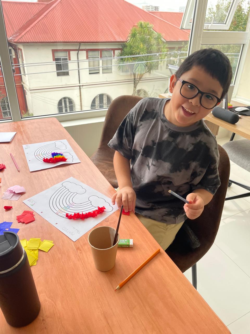 Estudiante realizando actividad práctica de colores en The English Lab