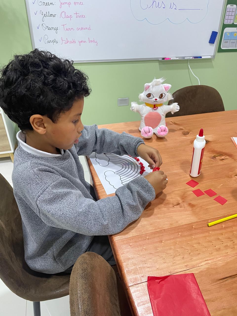 Niño trabajando una actividad de colores en inglés