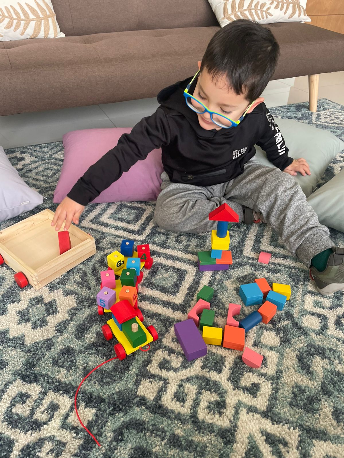 Niño aprendiendo con bloques de colores